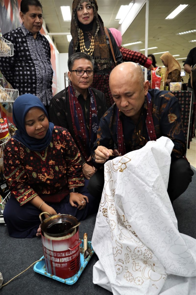 Menteri Koperasi dan UKM Teten Masduki memberikan sambutan dan melakukan Soft Launching Mesin Pres Upih Jambe (Pelepah Pinang) dalam acara Smesco Jambi Tuntas Festival di Gedung Smesco Indonesia. Jakarta, Sabtu(7/12/2019). Hadir dalam acara ini  Sekretaris Daerah Provinsi Jambi M. Dianto dan Kepala Dinas Koperasi dan UKM Provinsi Jambi Hamdan.