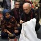 Menteri Koperasi dan UKM Teten Masduki memberikan sambutan dan melakukan Soft Launching Mesin Pres Upih Jambe (Pelepah Pinang) dalam acara Smesco Jambi Tuntas Festival di Gedung Smesco Indonesia. Jakarta, Sabtu(7/12/2019). Hadir dalam acara ini  Sekretaris Daerah Provinsi Jambi M. Dianto dan Kepala Dinas Koperasi dan UKM Provinsi Jambi Hamdan.