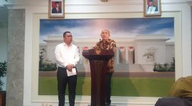 Menteri Koperasi dan UKM Teten Masduki melakukan konferensi pers usai melakukan Rapat Terbatas bersama Presiden Joko Widodo yang membahas program KUR dan pengembangan UMKM tahun 2020 di Kantor Presiden, Jakarta, Senin (09/12/2019).