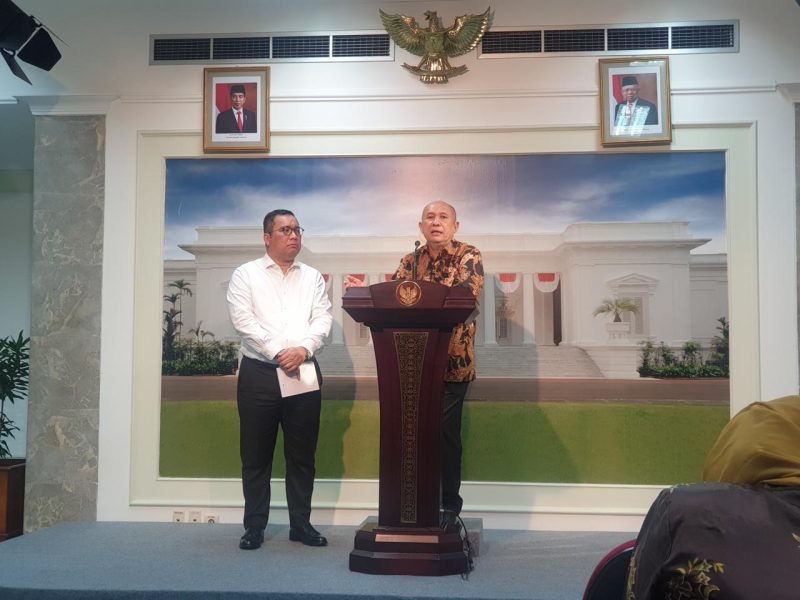 Menteri Koperasi dan UKM Teten Masduki melakukan konferensi pers usai melakukan Rapat Terbatas bersama Presiden Joko Widodo yang membahas program KUR dan pengembangan UMKM tahun 2020 di Kantor Presiden, Jakarta, Senin (09/12/2019).
