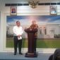 Menteri Koperasi dan UKM Teten Masduki melakukan konferensi pers usai melakukan Rapat Terbatas bersama Presiden Joko Widodo yang membahas program KUR dan pengembangan UMKM tahun 2020 di Kantor Presiden, Jakarta, Senin (09/12/2019).