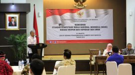 Sekretaris Deputi Bidang Pengembangan SDM Kementerian Koperasi dan UKM Talkah Badrus memberikan sambutan dan membuka acara Konvensi Rancangan Standar Kompetensi Kerja Nasional Indonesia (RSKKNI) dan Rancangan Kerangka Kualifikasi Kerja Nasional Indonesia (RKKKNI) Bidang Ekspor pada Koperasi dan UKM, Jakarta, Selasa (10/12/2019). Hadir dalam acara tersebut Asdep Standardisasi dan Sertifikasi SDM KUMKM Kemenkop dan UKM Retno Endang Prihantini yang juga sebagai Ketua Sidang dan Ketua Tim Perumus RSKKNI dan RKKKNI Prijadi Atmaja.