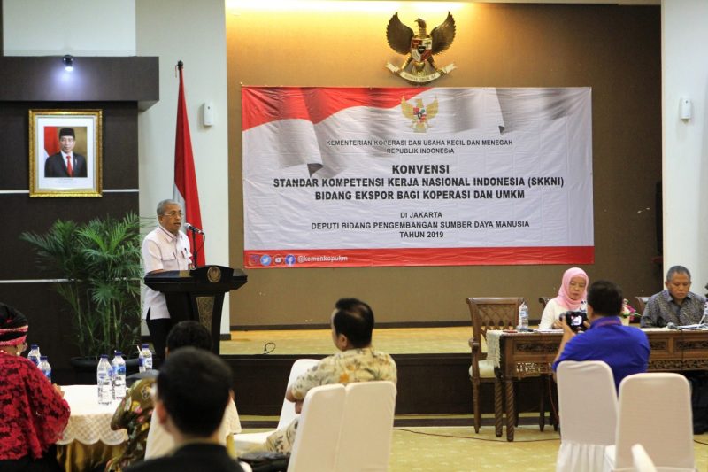 Sekretaris Deputi Bidang Pengembangan SDM Kementerian Koperasi dan UKM Talkah Badrus memberikan sambutan dan membuka acara Konvensi Rancangan Standar Kompetensi Kerja Nasional Indonesia (RSKKNI) dan Rancangan Kerangka Kualifikasi Kerja Nasional Indonesia (RKKKNI) Bidang Ekspor pada Koperasi dan UKM, Jakarta, Selasa (10/12/2019). Hadir dalam acara tersebut Asdep Standardisasi dan Sertifikasi SDM KUMKM Kemenkop dan UKM Retno Endang Prihantini yang juga sebagai Ketua Sidang dan Ketua Tim Perumus RSKKNI dan RKKKNI Prijadi Atmaja.