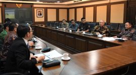 Menteri Koperasi dan UKM Teten Masduki menerima audiensi Direktur Eksekutif Komite Nasional Keuangan Syariah (KNKS) Ventje Rahardjo Soedigno bersama dengan jajaran direksi di ruang rapat Menteri, Jakarta Jumat (20/12/2019).