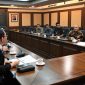 Menteri Koperasi dan UKM Teten Masduki menerima audiensi Direktur Eksekutif Komite Nasional Keuangan Syariah (KNKS) Ventje Rahardjo Soedigno bersama dengan jajaran direksi di ruang rapat Menteri, Jakarta Jumat (20/12/2019).