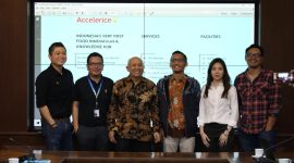 Menteri Koperasi dan UKM Teten Masduki menerima audiensi Arto Subiantoro dan tim di ruang rapat Menteri, Jakarta Jumat (20/12/2019).