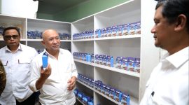 Menteri Koperasi dan UKM Teten Masduki didampingi Sekretaris Kementerian Koperasi dan UKM Prof. Rully Indrawan melakukan kunjungan kerja ke kantor Gabungan Koperasi Susu Indonesia (GKSI) di Bandung, Jawa Barat. Selasa(24/12/2019).
Menyambut dalam kunjungan tersebut General Manager GKSI Yusup Munawar dan Sekretaris GKSI Unang Sudarma.
