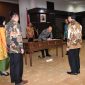 Menteri Koperasi dan UKM Teten Masduki saat melantik Rully Nuryanto sebagai Deputi Bidang Kelembagaan Kementerian Koperasi dan UKM dan Luhur Pradjarto sebagai Staff Ahli Bidang Hubungan Antar Lembaga Kementerian Koperasi dan UKM di Auditorium Kementerian Koperasi dan UKM. Jakarta Jumat (27/12/2019).
Hadir dalam acara tersebut Pejabat Esellon 1 dan 2 di lingkungan Kementerian Koperasi dan UKM dan Jajaran Direksi BLU Kementerian Koperasi dan UKM.