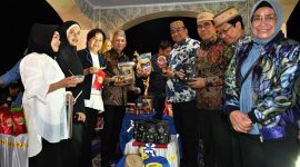 Menteri Koperasi dan UKM Teten Masduki menghadiri acara Peresmian Benteng Ulanta dan Perayaan Hari Ulang Tahun ke-17 Bone Bolango di Benteng Ulanta di Kecamatan Suwawa, Kabupaten Bone Bolango, Provinsi Gorontalo, Sabtu malam (28/12/2019). Hadir pula dalam acara itu Wakil Ketua DPR RI Rachmat Gobel dan Bupati Bone Bolango Hamim Pou.