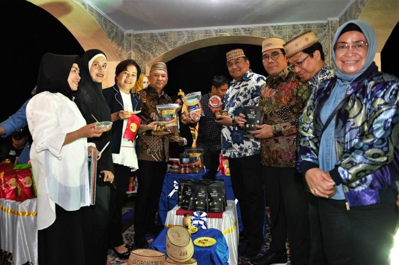 Menteri Koperasi dan UKM Teten Masduki menghadiri acara Peresmian Benteng Ulanta dan Perayaan Hari Ulang Tahun ke-17 Bone Bolango di Benteng Ulanta di Kecamatan Suwawa, Kabupaten Bone Bolango, Provinsi Gorontalo, Sabtu malam (28/12/2019). Hadir pula dalam acara itu Wakil Ketua DPR RI Rachmat Gobel dan Bupati Bone Bolango Hamim Pou.