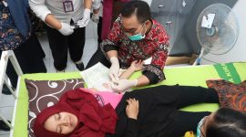 Kepala BKKBN melakukan pemasangan implan terhadap salah satu akseptor di Puskesmas Dadirejo (13/12). Source: Humas BKKBN Jawa Tengah
