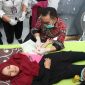 Kepala BKKBN melakukan pemasangan implan terhadap salah satu akseptor di Puskesmas Dadirejo (13/12). Source: Humas BKKBN Jawa Tengah
