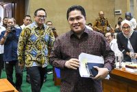 Menteri Badan Usaha Milik Negara (BUMN) Erick Thohir (kanan) bersama Wakil Menteri BUMN Kartika Wirjoatmodjo (kedua kiri) tiba di ruang komisi untuk mengikuti rapat dengan Komisi VI DPR, di kompleks Parlemen, Jakarta, Senin (2/12/2019). Rapat tersebut membahas Penyertaan Modal Negara (PMN) pada Badan Usaha Milik Negera tahun anggaran 2019 dan 2020. ANTARA FOTO/Galih Pradipta/ama.