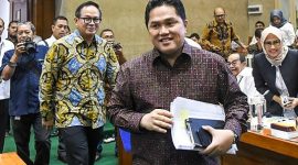 Menteri Badan Usaha Milik Negara (BUMN) Erick Thohir (kanan) bersama Wakil Menteri BUMN Kartika Wirjoatmodjo (kedua kiri) tiba di ruang komisi untuk mengikuti rapat dengan Komisi VI DPR, di kompleks Parlemen, Jakarta, Senin (2/12/2019). Rapat tersebut membahas Penyertaan Modal Negara (PMN) pada Badan Usaha Milik Negera tahun anggaran 2019 dan 2020. ANTARA FOTO/Galih Pradipta/ama.