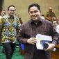 Menteri Badan Usaha Milik Negara (BUMN) Erick Thohir (kanan) bersama Wakil Menteri BUMN Kartika Wirjoatmodjo (kedua kiri) tiba di ruang komisi untuk mengikuti rapat dengan Komisi VI DPR, di kompleks Parlemen, Jakarta, Senin (2/12/2019). Rapat tersebut membahas Penyertaan Modal Negara (PMN) pada Badan Usaha Milik Negera tahun anggaran 2019 dan 2020. ANTARA FOTO/Galih Pradipta/ama.