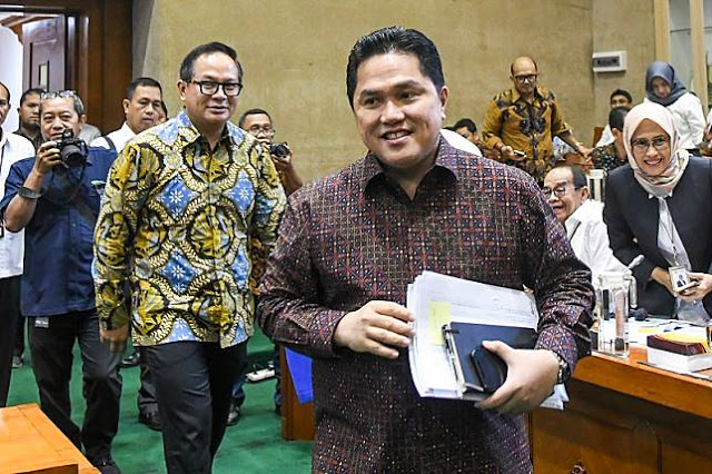 Menteri Badan Usaha Milik Negara (BUMN) Erick Thohir (kanan) bersama Wakil Menteri BUMN Kartika Wirjoatmodjo (kedua kiri) tiba di ruang komisi untuk mengikuti rapat dengan Komisi VI DPR, di kompleks Parlemen, Jakarta, Senin (2/12/2019). Rapat tersebut membahas Penyertaan Modal Negara (PMN) pada Badan Usaha Milik Negera tahun anggaran 2019 dan 2020. ANTARA FOTO/Galih Pradipta/ama.