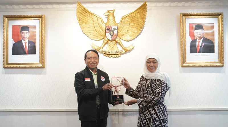 Menteri Pemuda dan Olahraga (Menpora) Zainudin Amal dan Gubernur Jawa Timur (Jatim) Khofifah Indar Parawansa  kantor Menpora