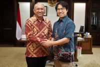 Menteri Koperasi dan UKM Teten Masduki menerima Audiensi Peneliti Osaka University Japan Testu Konichi dan Ekonom Senior Institute for Development of Economics and Finance (INDEF) Didik J. Rachbini di Ruang Kerja Menteri Koperasi dan UKM. Jakarta, Jum'at(3/1/2020).