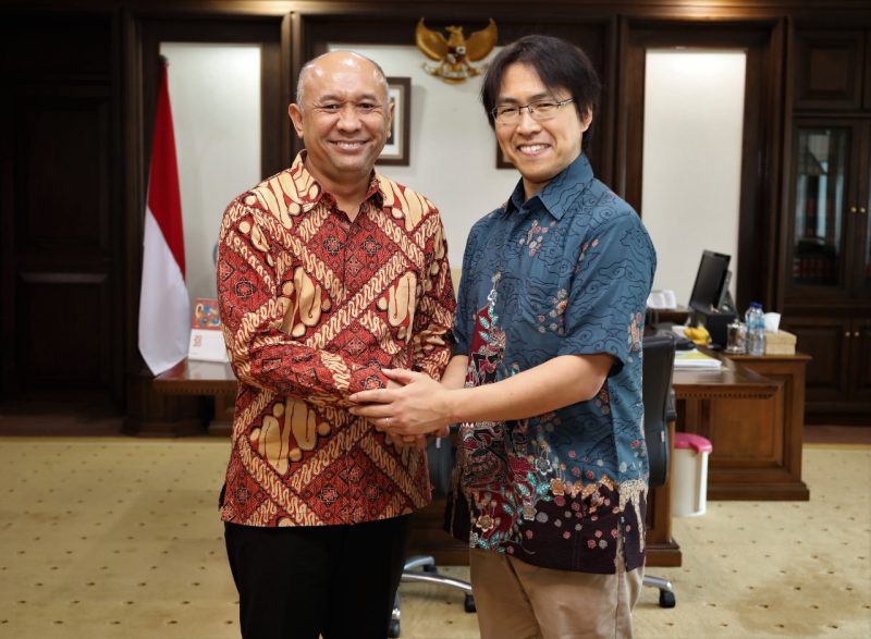 Menteri Koperasi dan UKM Teten Masduki menerima Audiensi Peneliti Osaka University Japan Testu Konichi dan Ekonom Senior Institute for Development of Economics and Finance (INDEF) Didik J. Rachbini di Ruang Kerja Menteri Koperasi dan UKM. Jakarta, Jum'at(3/1/2020).