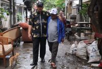 Sekretaris Kementerian Koperasi dan UKM Prof. Rully Indrawan meninjau pegawai Kementerian Koperasi dan UKM yang terdampak bencana banjir, Jakarta, Jumat (03/01/2020).