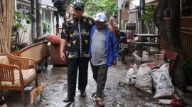 Sekretaris Kementerian Koperasi dan UKM Prof. Rully Indrawan meninjau pegawai Kementerian Koperasi dan UKM yang terdampak bencana banjir, Jakarta, Jumat (03/01/2020).