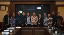 Menteri Koperasi dan UKM Teten Masduki saat Rapat dengan Tim Kerja membahas Omnibus Law Cipta Lapangan Kerja di Ruang Rapat Menteri Koperasi dan UKM. Jakarta, Senin (6/1/2020) /daelpos.com