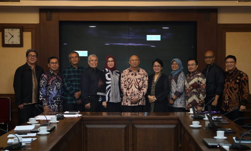 Menteri Koperasi dan UKM Teten Masduki saat Rapat dengan Tim Kerja membahas Omnibus Law Cipta Lapangan Kerja di Ruang Rapat Menteri Koperasi dan UKM. Jakarta, Senin (6/1/2020) /daelpos.com