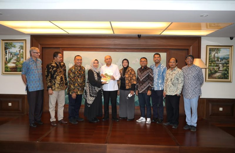 Menteri Koperasi dan UKM Teten Masduki meneria Audiensi dari Perkumpulan Untuk Peningkatan Usaha Kecil (PUPUK) di Ruang Rapat Menteri Koperasi dan UKM. Jakarta, Selasa (7/1/2020) / daelpos.com