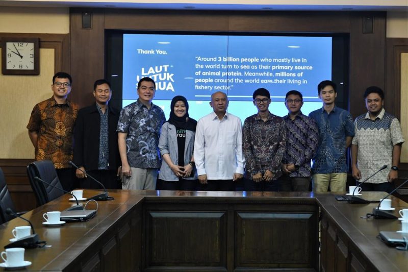 Menteri Koperasi dan UKM Teten Masduki Menerima Audiensi VP OF Corporate Service Tani Hub Astri Purnamasari, Chief Financial Officer Sayur Box Arif Zamani dan CEO Aruna Farid Naufal Aslam Farid Naufal Aslam, di Ruang Rapat Menteri, Jakarta Senin (13/01/2020).