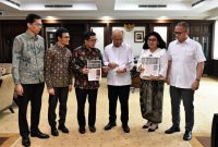 Menteri Koperasi dan UKM Teten Masduki Menerima Audiensi Duta Besar Republik Indonesia untuk Swiss Muliaman Darmansyah Hadad di Ruang Kerja Menteri, Jakarta Senin (13/01/2020).