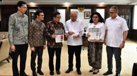 Menteri Koperasi dan UKM Teten Masduki Menerima Audiensi Duta Besar Republik Indonesia untuk Swiss Muliaman Darmansyah Hadad di Ruang Kerja Menteri, Jakarta Senin (13/01/2020).