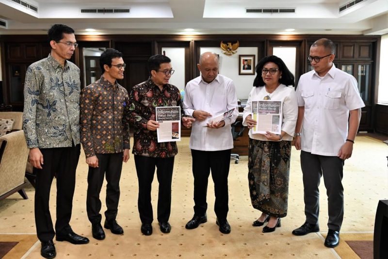 Menteri Koperasi dan UKM Teten Masduki Menerima Audiensi Duta Besar Republik Indonesia untuk Swiss Muliaman Darmansyah Hadad di Ruang Kerja Menteri, Jakarta Senin (13/01/2020).