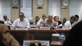 Menteri Koperasi dan UKM Teten Masduki didampingi Sekretaris Kementerian Koperasi dan UKM Prof. Rully Indrawan beserta jajaran dalam Rapat Kerja bersama Komite IV DPD RI membahas rencana program Kemenkop dan UKM tahun 2020. Jakarta, Selasa (14/01/2020). / daelpos.com