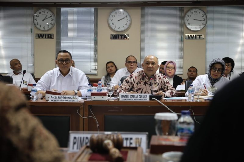 Menteri Koperasi dan UKM Teten Masduki didampingi Sekretaris Kementerian Koperasi dan UKM Prof. Rully Indrawan beserta jajaran dalam Rapat Kerja bersama Komite IV DPD RI membahas rencana program Kemenkop dan UKM tahun 2020. Jakarta, Selasa (14/01/2020). / daelpos.com