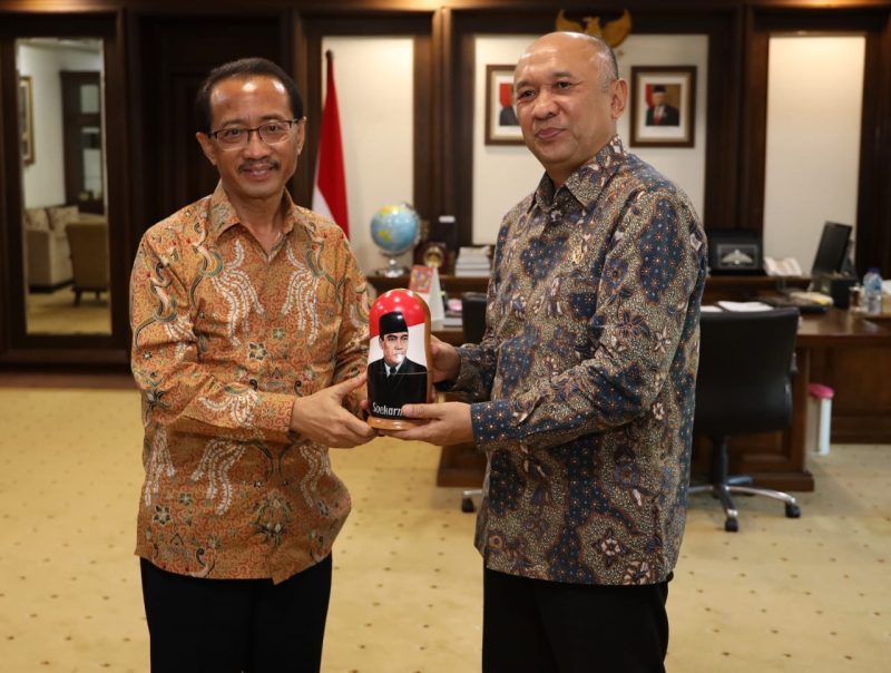 Menteri Koperasi dan UKM Teten Masduki menerima Audiensi Duta Besar Republik Indonesia untuk Moscow, Russia Mohamad Wahid Supriyadi di Ruang Kerja Menteri Koperasi dan UKM. Jakarta, Rabu(15/01/2020)./ daelpos.com