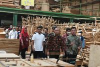 Menteri Koperasi dan UKM Teten Masduki berdialog dengan para Pelaku Usaha Furniture Semarang sekaligus meninjau Pabrik Philnesia Internasional di Semarang, Jawa Tengah, Jum'at(24/11/2020). Turut mendampingi Direktur Sistem Manajemen Investasi (SMI) Direktorat Jenderal Perbendaharaan Kementerian Keuangan Djoko Hendratto, Wakil Walikota Semarang Hevearita Gunaryanti Rahayu, Perwakilan Kementerian Perindustrian, dan Kepala Dinas Koperasi dan UKM Prov Jawa Tengah Ema Rachmawati.