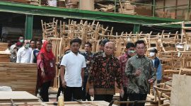 Menteri Koperasi dan UKM Teten Masduki berdialog dengan para Pelaku Usaha Furniture Semarang sekaligus meninjau Pabrik Philnesia Internasional di Semarang, Jawa Tengah, Jum'at(24/11/2020). Turut mendampingi Direktur Sistem Manajemen Investasi (SMI) Direktorat Jenderal Perbendaharaan Kementerian Keuangan Djoko Hendratto, Wakil Walikota Semarang Hevearita Gunaryanti Rahayu, Perwakilan Kementerian Perindustrian, dan Kepala Dinas Koperasi dan UKM Prov Jawa Tengah Ema Rachmawati.