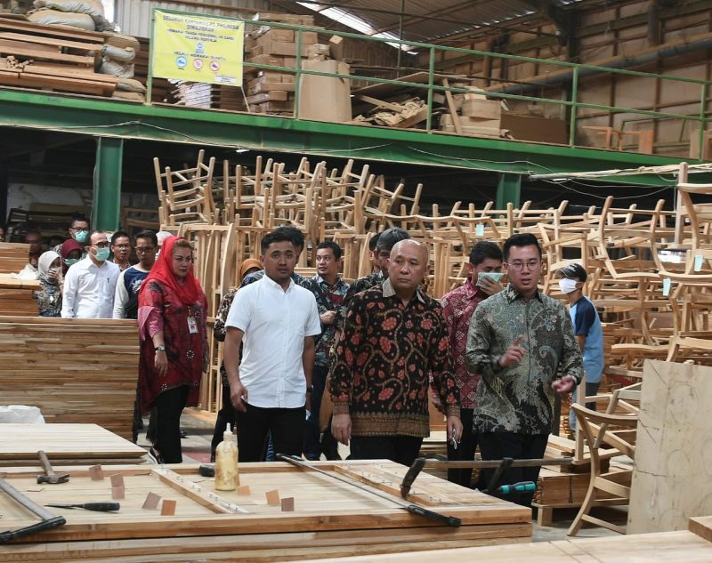 Menteri Koperasi dan UKM Teten Masduki berdialog dengan para Pelaku Usaha Furniture Semarang sekaligus meninjau Pabrik Philnesia Internasional di Semarang, Jawa Tengah, Jum'at(24/11/2020). Turut mendampingi Direktur Sistem Manajemen Investasi (SMI) Direktorat Jenderal Perbendaharaan Kementerian Keuangan Djoko Hendratto, Wakil Walikota Semarang Hevearita Gunaryanti Rahayu, Perwakilan Kementerian Perindustrian, dan Kepala Dinas Koperasi dan UKM Prov Jawa Tengah Ema Rachmawati.