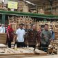 Menteri Koperasi dan UKM Teten Masduki berdialog dengan para Pelaku Usaha Furniture Semarang sekaligus meninjau Pabrik Philnesia Internasional di Semarang, Jawa Tengah, Jum'at(24/11/2020). Turut mendampingi Direktur Sistem Manajemen Investasi (SMI) Direktorat Jenderal Perbendaharaan Kementerian Keuangan Djoko Hendratto, Wakil Walikota Semarang Hevearita Gunaryanti Rahayu, Perwakilan Kementerian Perindustrian, dan Kepala Dinas Koperasi dan UKM Prov Jawa Tengah Ema Rachmawati.