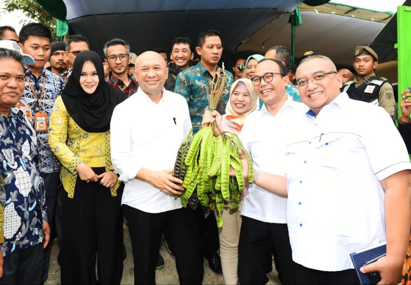 Menteri Koperasi dan UKM Teten Masduki memberikan sambutan sekaligus membuka acara Musyawarah Wilayah I Gerakan Masyarakat Perhutanan Sosial Indonesia Jawa Tengah. Kendal, Sabtu(25/01/2020). Hadir dalam acara ini Ketua Gerakan Masyarakat Perhutanan Sosial Indonesia Jawa Tengah Siti Fikriyah, Bupati Kendal Mirna Annisa, PJ Sekda Provinsi Jawa Tengah Herru Setiadi.