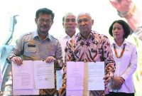 Menteri Koperasi dan UKM Teten Masduki menandatangani MoU dengan Menteri Pertanian Syahrul Yasin Limpo terkait pengembangan Korporasi Petani Berbasis Koperasi Dalam Rangka Industrialisasi Pertanian, dalam acara Rakernas Pembangunan Pertanian Tahun 2020, di Jakarta, Senin (27/1/2020).