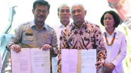 Menteri Koperasi dan UKM Teten Masduki menandatangani MoU dengan Menteri Pertanian Syahrul Yasin Limpo terkait pengembangan Korporasi Petani Berbasis Koperasi Dalam Rangka Industrialisasi Pertanian, dalam acara Rakernas Pembangunan Pertanian Tahun 2020, di Jakarta, Senin (27/1/2020).