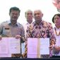 Menteri Koperasi dan UKM Teten Masduki menandatangani MoU dengan Menteri Pertanian Syahrul Yasin Limpo terkait pengembangan Korporasi Petani Berbasis Koperasi Dalam Rangka Industrialisasi Pertanian, dalam acara Rakernas Pembangunan Pertanian Tahun 2020, di Jakarta, Senin (27/1/2020).