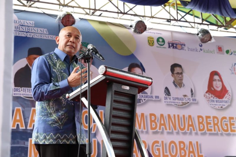 Menteri Koperasi dan UKM Teten Masduki Bersama Gubernur Kalimantan Selatan Sahbirin Noor dan Ketua Umum DPN APINDO Hariadi B Sukmadani membuka secara resmi dan meninjau APINDO UMKM Expo II 2020 di Menara Pandang Siring, Banjarmasin, (29/01/2020). Hadir dalam acara tersebut Staf Khusus Menteri Koperasi dan UKM Riza A. Damanik dan Ketua DPP APINDO Kalimantan Selatan Supriadi.