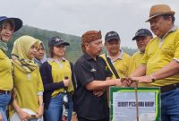 Direktur Utama PT Sarbi Grup Ir. H. Ateng Sutisna, MBA (paling kanan) menyerahkan secara simbolis bibit pohon dan tanaman buah-buahan kepada wakil masyarakat Desa Giri Senang, Kecamatan Cilengkrang, kawasan Bandung Utara. Foto: Istimewa