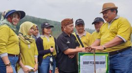 Direktur Utama PT Sarbi Grup Ir. H. Ateng Sutisna, MBA (paling kanan) menyerahkan secara simbolis bibit pohon dan tanaman buah-buahan kepada wakil masyarakat Desa Giri Senang, Kecamatan Cilengkrang, kawasan Bandung Utara. Foto: Istimewa