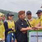 Direktur Utama PT Sarbi Grup Ir. H. Ateng Sutisna, MBA (paling kanan) menyerahkan secara simbolis bibit pohon dan tanaman buah-buahan kepada wakil masyarakat Desa Giri Senang, Kecamatan Cilengkrang, kawasan Bandung Utara. Foto: Istimewa