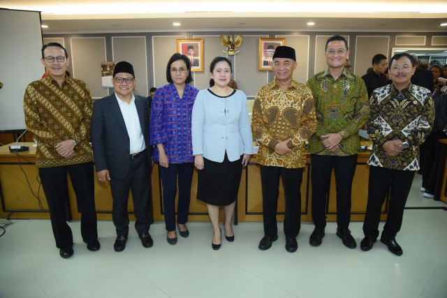 Pimpinan DPR RI foto bersama dengan jajaran Menteri terkait dalam bahasan kenaikan BPJS Kesehatan. / Ist