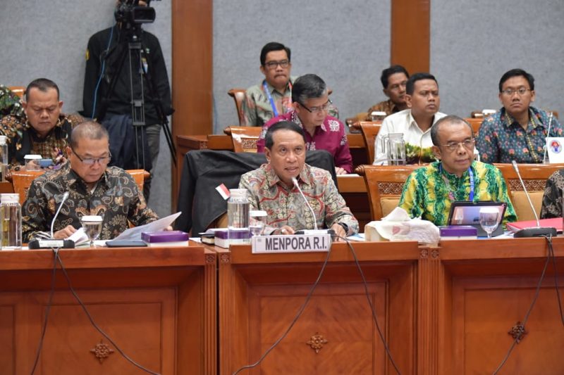 Menpora Zainudin Amali didampingi Sesmenpora Gatot S Dewa Broto bersama para pejabat Eselon I dan II Kemenpora menghadiri Rapat Kerja (Raker) bersama Anggota Komisi X DPR RI di Ruang Rapat Komisi X Gedung Nusantara I Senayan, Jakarta./ daelpos.com