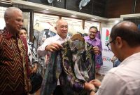 Menteri Koperasi dan UKM Teten Masduki berkunjung ke NDF Sasirangan di Banjarbaru, Kalimantan Selaran. 